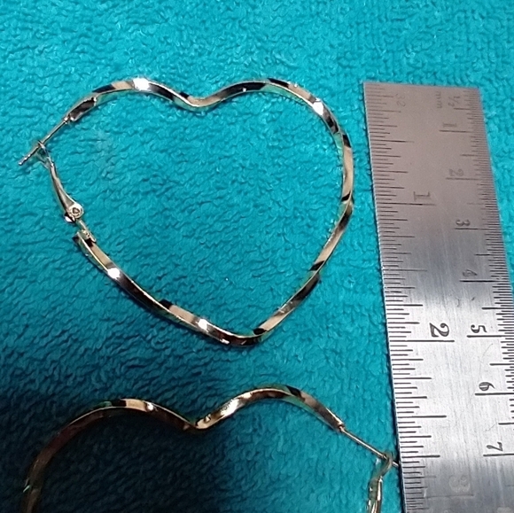 Goldtone twisted large heart wire earrings pierced - Picture 2 of 4